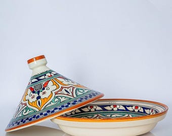 Berber und Karo Shbika entwerfen handgefertigte marokkanische Keramik Tajine