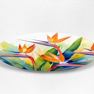 Pu&ograve; includere: Un piatto ovale in ceramica con un design ad acquerello di fiori di uccello del paradiso arancioni, blu e verdi.