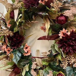 Pode incluir: Uma coroa de flores de cor bord&ocirc; e rosa com uma variedade de folhas e flores. A coroa &eacute; feita de flores e folhas artificiais e &eacute; perfeita para a decora&ccedil;&atilde;o de outono.
