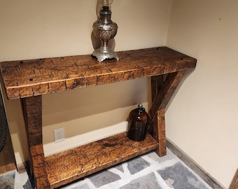 Mesa consola rústica de granja tallada a mano con patas en forma de X. Pieza decorativa única de estilo campestre.