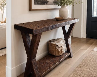 Mesa consola rústica de granja tallada a mano con patas en forma de X. Pieza decorativa única de estilo campestre.