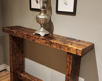 Mesa consola rústica para espacios acogedores. Mesa auxiliar para sofá en la entrada.