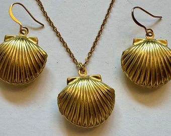 SEA SHELL LOCKET Jewelry Set Gold tone metal Pendant 1" necklace 20" (can be extended) and earrings free shipping