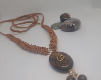 Collier macramé avec pierre bronzite, collier amulette, collier chakra, collier cadeau, collier talisman, collier porte-bonheur, collier argent