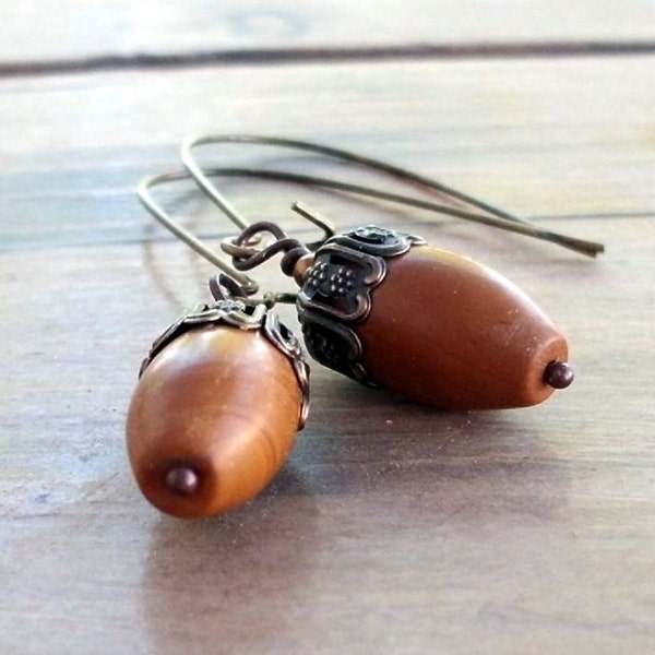 Pendientes de Acorn woodland en jaspe Natural y latòn