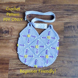 Peut inclure: Un sac à main crocheté avec un motif géométrique dans des tons de violet, jaune et blanc. Le sac a un design perlé et une bandoulière assortie. Le texte "Crochet Pattern PDF ONLY" et "Beginner Friendly!" est visible sur l'image.