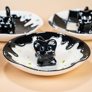 Zwarte kat keramische ringschaal kawaii leuke cartoon handgemaakte sieradenschaal aangepaste kleur en uitdrukking decoratieve trinket schaalschaal geluk voerbak