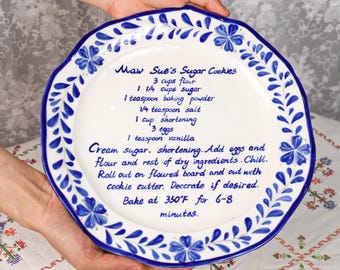 Niestandardowy ceramiczny niebieski talerz z kwiatowymi przepisami, 26 cm, 10,2 cala. Spersonalizowany, ręcznie malowany, rodzinny, dekoracyjny talerz z przepisami, taca do serwowania, prezent kuchenny.