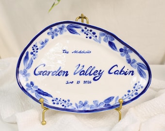 Op maat gemaakt blauw-wit decoratief bord voor een bruiloft, gepersonaliseerd met de tekst "Bruid en Bruidegom, Gelukkig Verlovingsjubileum", handbeschilderd familiestuk.