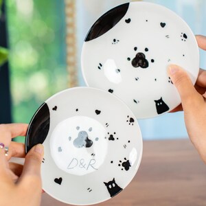 Plato de anillo con nombre personalizado, plato de joyería de cerámica para mascotas personalizado, plato minimalista de baratija de gatito negro, estilo de dibujos animados, idea de regalo divertida para amantes de las mascotas