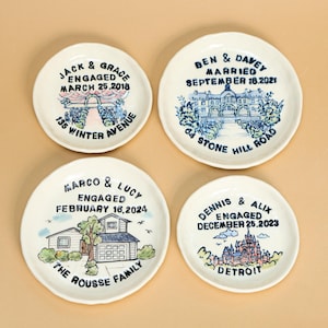 Puede incluir: Cuatro posavasos de cerámica con ilustraciones pintadas a mano y texto personalizado. Cada posavasos presenta un diseño diferente, incluyendo una casa, un castillo y un arco. El texto en los posavasos incluye nombres, fechas y ubicaciones.