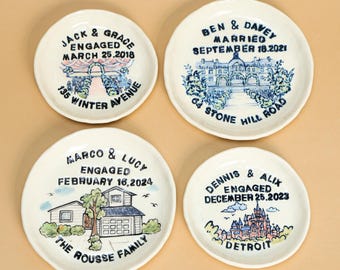 Op de afbeelding: Vier keramische onderzetters met handgeschilderde illustraties en gepersonaliseerde tekst. Elke onderzetter heeft een ander ontwerp, waaronder een huis, een kasteel en een boog. De tekst op de onderzetters bevat namen, data en locaties.