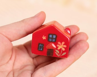 Figura de casa de cerámica roja pequeña, cabaña en miniatura, accesorio para jardín de hadas, linda estantería, adorno de cerámica hecho a mano, pequeño regalo para ella