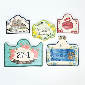 Placa de cerámica personalizada con nombre de casa, letrero de casa personalizado, placa pintada a mano con mascota, placa con lindo gato, retrato de casa, placa de granja, monumento conmemorativo para exteriores