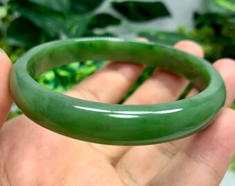 翡翠 彫刻入り バングル　超貴重　ネフライト　内径の直径は6.2cm 59 mm シベリア No.7 マイングリーンネフライト彫刻バングル認定天然