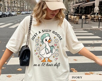 T-shirt « Juste une oie rigolote pendant son quart de 12 heures », T-shirt humoristique pour infirmière, Cadeau mignon pour le personnel soignant, T-shirt « Vie d'infirmière », T-shirt de remerciement pour les infirmières diplômées