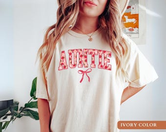 Comfort Colors® Strawberry Auntie Shirt, Cute Auntie Tee, Pregnancy Announcement Gift, New Aunt Tee, Pregnancy Reveal to Aunt, Gift for Aunt