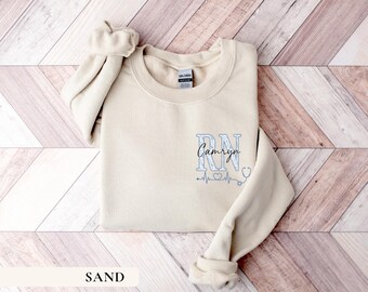 Sweat-shirt personnalisé pour infirmière, T-shirt avec nom d'infirmière personnalisé, Sweat-shirt monogrammé pour infirmière, Cadeau de fin d'études pour personnel soignant, T-shirt fleuri pour unité hospitalière