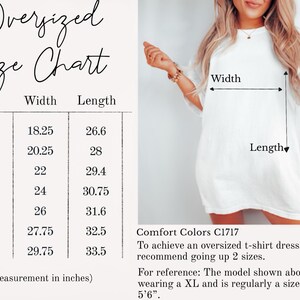 Op de afbeelding: Een wit oversized t-shirt met een maattabel die breedte- en lengtematen in inches weergeeft voor de maten S tot 4XL. De tabel bevat de tekst Oversized Size Chart, Comfort Colors C1717 en instructies voor het bepalen van de maat.