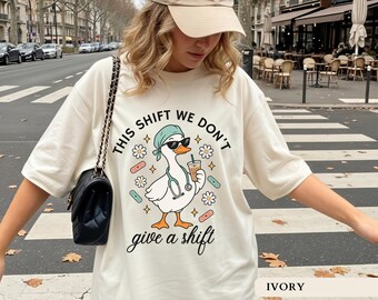 T-shirt « This Shift We Don't Give A Shift », T-shirt humoristique et sarcastique pour infirmière, Cadeau mignon pour soignant avec une oie, Vêtements assortis pour le quart de nuit à l'hôpital