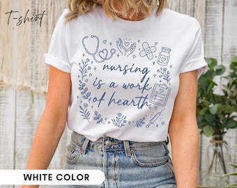 T-shirt « Le métier d’infirmière est un travail de cœur », T-shirt inspirant pour infirmière, Cadeau pour soignant avec stéthoscope fleuri, Vêtements assortis pour le personnel hospitalier