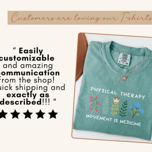 Op de afbeelding: Een zeegroen t-shirt met de woorden "PHYSICAL THERAPY" en "MOVEMENT IS MEDICINE" op de voorkant gedrukt, samen met bloemenillustraties. Een gouden ketting rust op het shirt. De afbeelding bevat ook klantbeoordelingen.