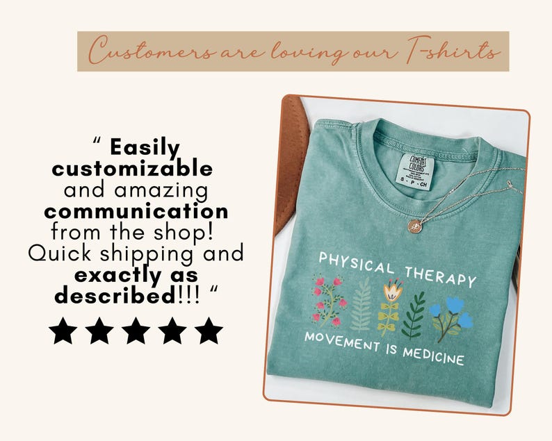 Op de afbeelding: Een zeegroen t-shirt met de woorden "PHYSICAL THERAPY" en "MOVEMENT IS MEDICINE" op de voorkant gedrukt, samen met bloemenillustraties. Een gouden ketting rust op het shirt. De afbeelding bevat ook klantbeoordelingen.