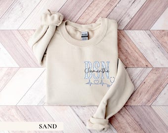 Sweat-shirt personnalisé BSN, T-shirt personnalisé pour étudiant(e) en soins infirmiers, Sweat-shirt à col rond fleuri pour remercier les infirmières, Cadeau mignon pour la remise des diplômes d'infirmière, Haut pour unité hospitalière