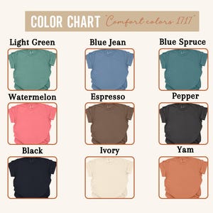 Op de afbeelding: Een kleurenkaart voor Comfort Colors 1717 t-shirts met negen gevouwen t-shirts in verschillende kleuren: lichtgroen, blue jean, blue spruce, watermeloen, espresso, peper, zwart, ivoor en yam, elk gelabeld met de bijbehorende kleurnaam.