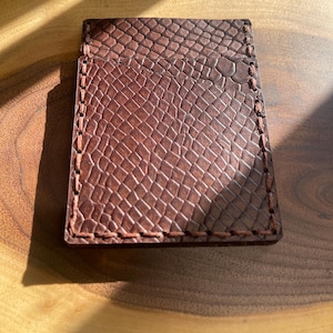 Cartera minimalista con estampado de piel de serpiente. Parece piel de pitón, pero se siente como cuero. Un gran regalo para el hombre de tu vida.