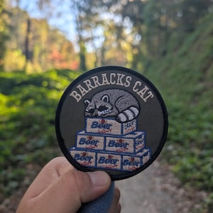 Barracks Cat Raccoon Morale Patch - 3,5 inch bierkratten tactische grappige klittenband geborduurde patch voor operatorpet, militaire uitrusting, rugzak