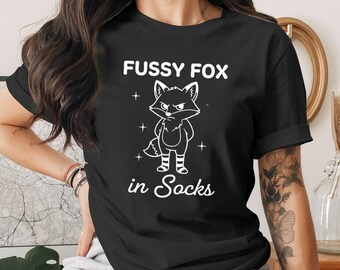Camiseta "Fussy Fox in Socks", divertida, minimalista, estilo western, en blanco y negro, ideal para amantes de los animales, unisex, con gráficos.