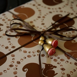 Mini Goldstempel als kleine Zugabe und Geschenkanhänger: Mini Stempel mit Geschenkband an ein Geschenk, eine Geschenktüte oder an ein Glas/ eine Flasche binden.