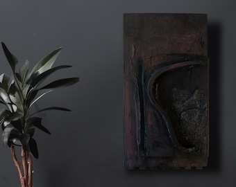Assemblaggio Wabi-Sabi artigianale, scultura da parete 3D, arte in legno di recupero, pittura a tecnica mista - Abbondanza semplice 3