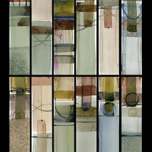Può includere: Una griglia di dodici pannelli rettangolari verticali con composizioni astratte ad acquerello. Ogni pannello mostra strati di tonalità verde, marrone, blu e beige, accentuati da sottili linee a inchiostro, cerchi geometrici e applicazioni di colore strutturato.
