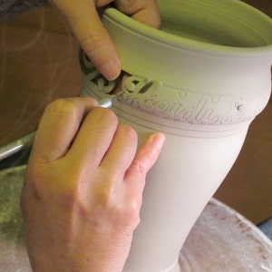 Personalisiertes Hochzeitsgeschenk Individuelle handgefertigte Keramikvase für Hochzeit, Jahrestag oder Verlobung 2 Namen und ein Datum Bild 3