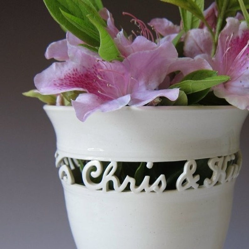 Personalisiertes Hochzeitsgeschenk Individuelle handgefertigte Keramikvase für Hochzeit, Jahrestag oder Verlobung 2 Namen und ein Datum Bild 1