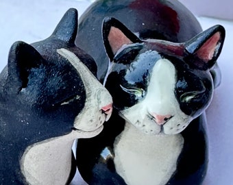 Small Tuxedo Cat sculpture - Black & White Cat figurine - handmade from white stoneware clay - Cat Loaf - Cat lover / cat lady gift