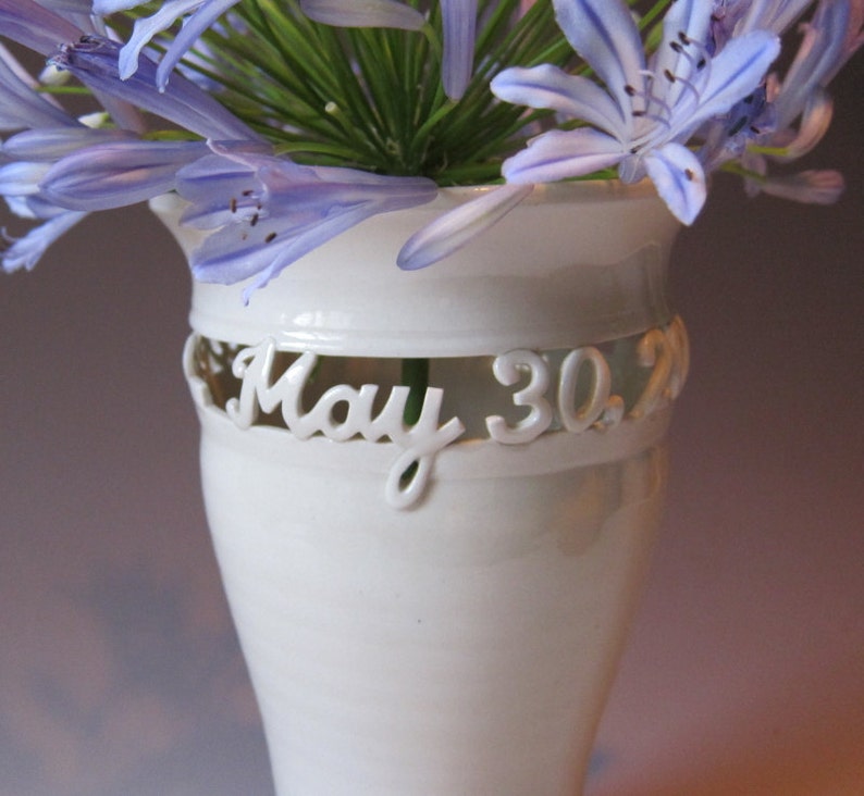 Personalisiertes Hochzeitsgeschenk Individuelle handgefertigte Keramikvase für Hochzeit, Jahrestag oder Verlobung 2 Namen und ein Datum Bild 5