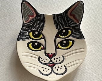 Double Faced Cat dish / small plate  - Optical illusion - Black and white sgraffito etching - Two eyes - weird / offbeat - cat lover gift