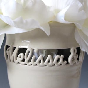 Nur zwei Namen • Personalisierte Paarvase • Hochzeitsvase - Jubiläumsgeschenk - Schatzvase - Hand geworfen & geschnitzt aus weißem Steinzeug