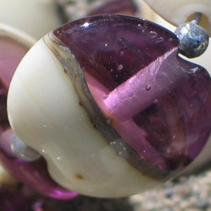 Púrpura / Marfil hecho a mano lámparas de vidrio cuentas, lenteja 15mm imagen 1