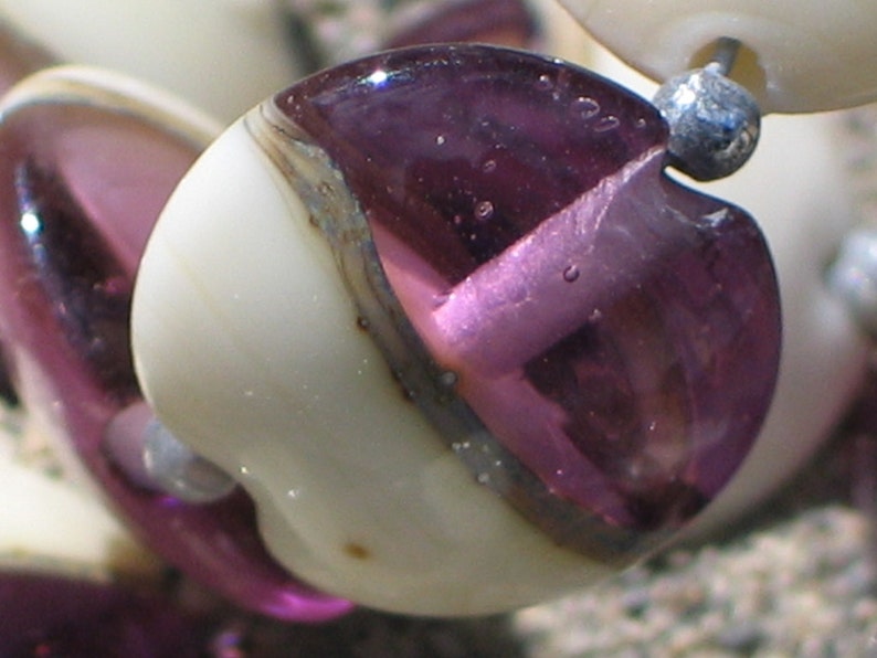 Púrpura / Marfil hecho a mano lámparas de vidrio cuentas, lenteja 15mm imagen 1
