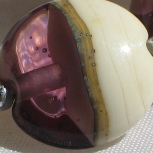 Púrpura / Marfil hecho a mano lámparas de vidrio cuentas, lenteja 15mm imagen 3