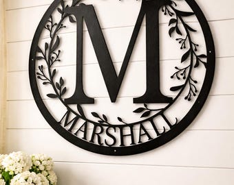 Anpassad metallmonogramskylt | Lövkrans med efternamnsdekor