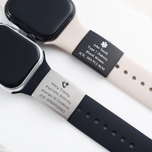 Puede incluir: Dos smartwatches con pulseras de alerta médica. Una pulsera es negra con texto plateado, la otra es beige con texto negro. La pulsera negra dice: Mary Tracey, Artritis psoriásica, Alérgico a la codeína, ICE: 0584152690. La pulsera beige dice: John Smith, Diabético tipo 1, Anticoagulante, ICE: 302-912-4630.