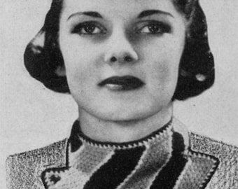 Peut inclure: Une écharpe en tricot à rayures noires et blanches avec un col pointu. L'écharpe est portée par une femme aux cheveux courts et foncés.