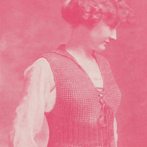 Puede incluir: Primer plano de una mujer con un chaleco de punto con cierre de encaje en la parte delantera. El chaleco es de color rosa claro y tiene un patrón de punto texturizado. La mujer lleva una blusa blanca debajo del chaleco.