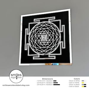 Puede incluir: Un dise&ntilde;o de mandala Sri Yantra en blanco y negro sobre un cuadrado de acr&iacute;lico espejado. El dise&ntilde;o est&aacute; disponible en tres tama&ntilde;os: 33 cm x 33 cm, 50 cm x 50 cm y 65 cm x 65 cm. El mandala est&aacute; disponible en cuatro combinaciones de colores: plata sobre blanco, oro sobre blanco, plata sobre negro y oro sobre negro.