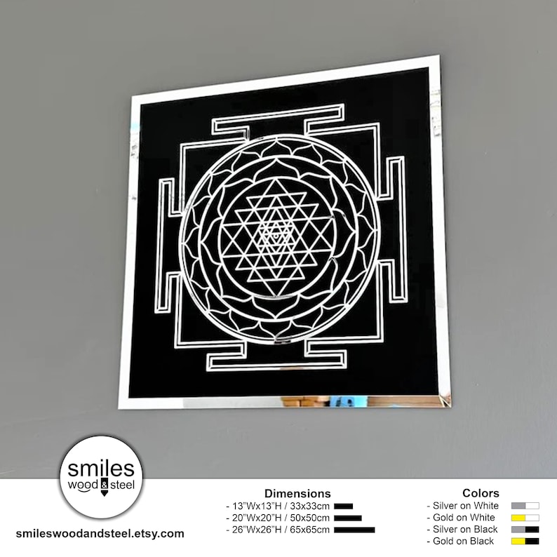 Puede incluir: Un dise&ntilde;o de mandala Sri Yantra en blanco y negro sobre un cuadrado de acr&iacute;lico espejado. El dise&ntilde;o est&aacute; disponible en tres tama&ntilde;os: 33 cm x 33 cm, 50 cm x 50 cm y 65 cm x 65 cm. El mandala est&aacute; disponible en cuatro combinaciones de colores: plata sobre blanco, oro sobre blanco, plata sobre negro y oro sobre negro.